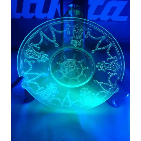 Uranium Glass Plates 2 Ultra Rare Victorian Flower Sailor Wheel Like Design Glow - Picture 2 of 8